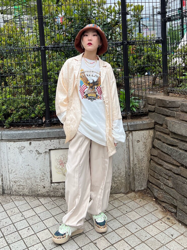 ホワイト系のスラックス、ホワイト系のシャツ/ブラウス、ホワイト系のTシャツ/カットソーを着用したレディースの春コーディネートの10枚目の写真