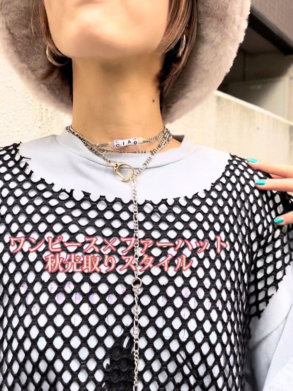 ブルー系のワンピース、ブラック系のワンピース、シルバー系のネックレスを着用したレディースの夏コーディネートの7枚目の写真