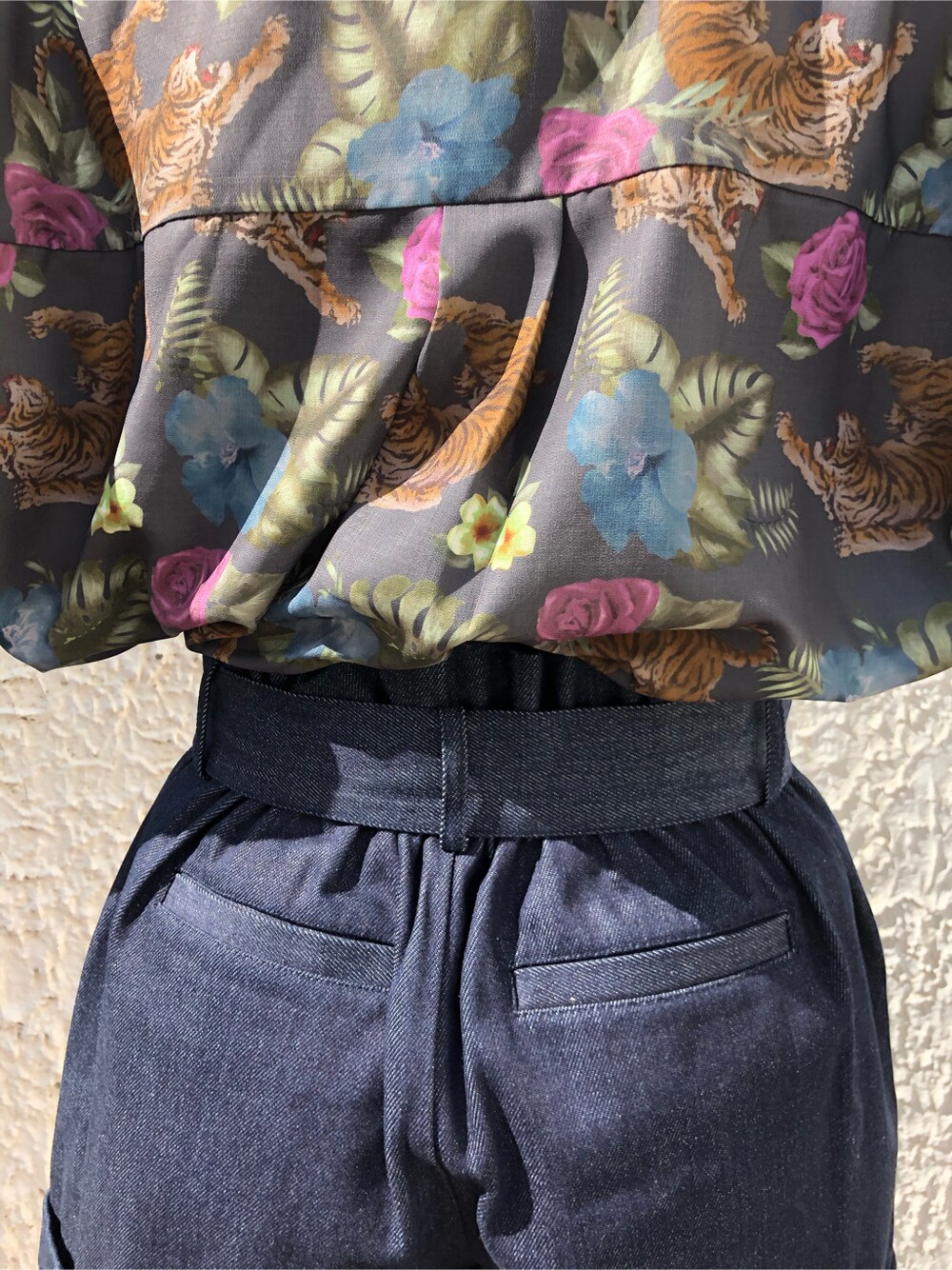 ブラック系のブーツ、ブラック系のシャツ/ブラウス、ブルー系のその他パンツを着用したレディースの春コーディネートの4枚目の写真