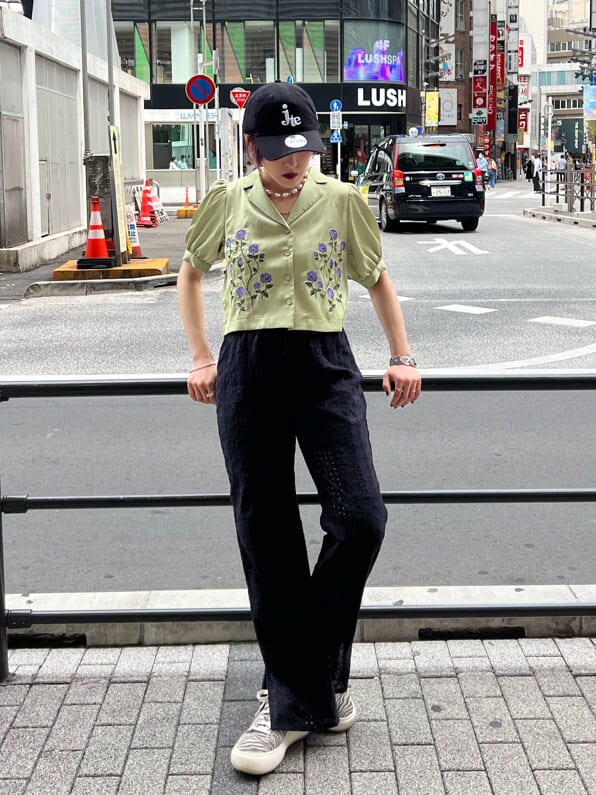 ブラック系のその他パンツ、グリーン系のシャツ/ブラウス、ブラック系のキャップを着用したレディースの夏コーディネートの5枚目の写真