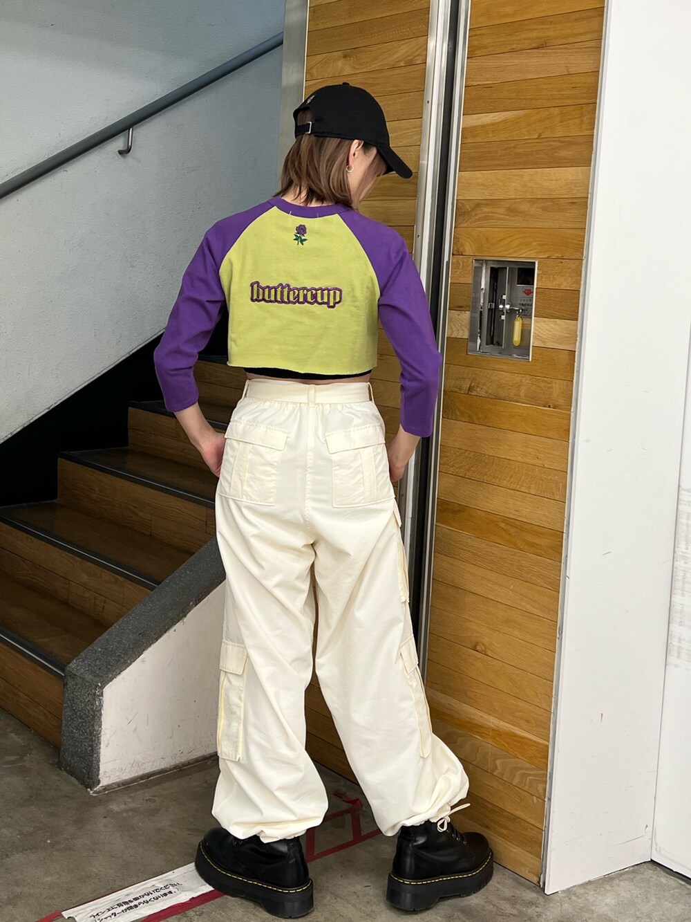 グリーン系のTシャツ/カットソー、ホワイト系のその他パンツ、ブラック系のその他シューズを着用したレディースの冬コーディネートの3枚目の写真