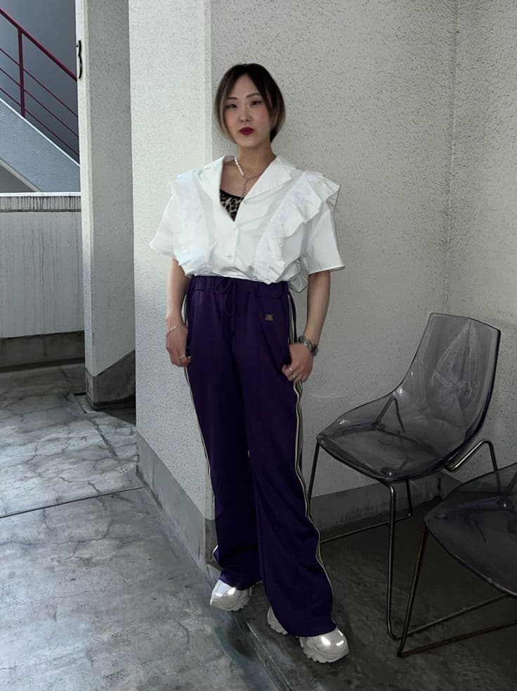 ベージュ系のキャミソール、ホワイト系のシャツ/ブラウス、パープル系のその他パンツを着用したレディースの夏コーディネートの2枚目の写真