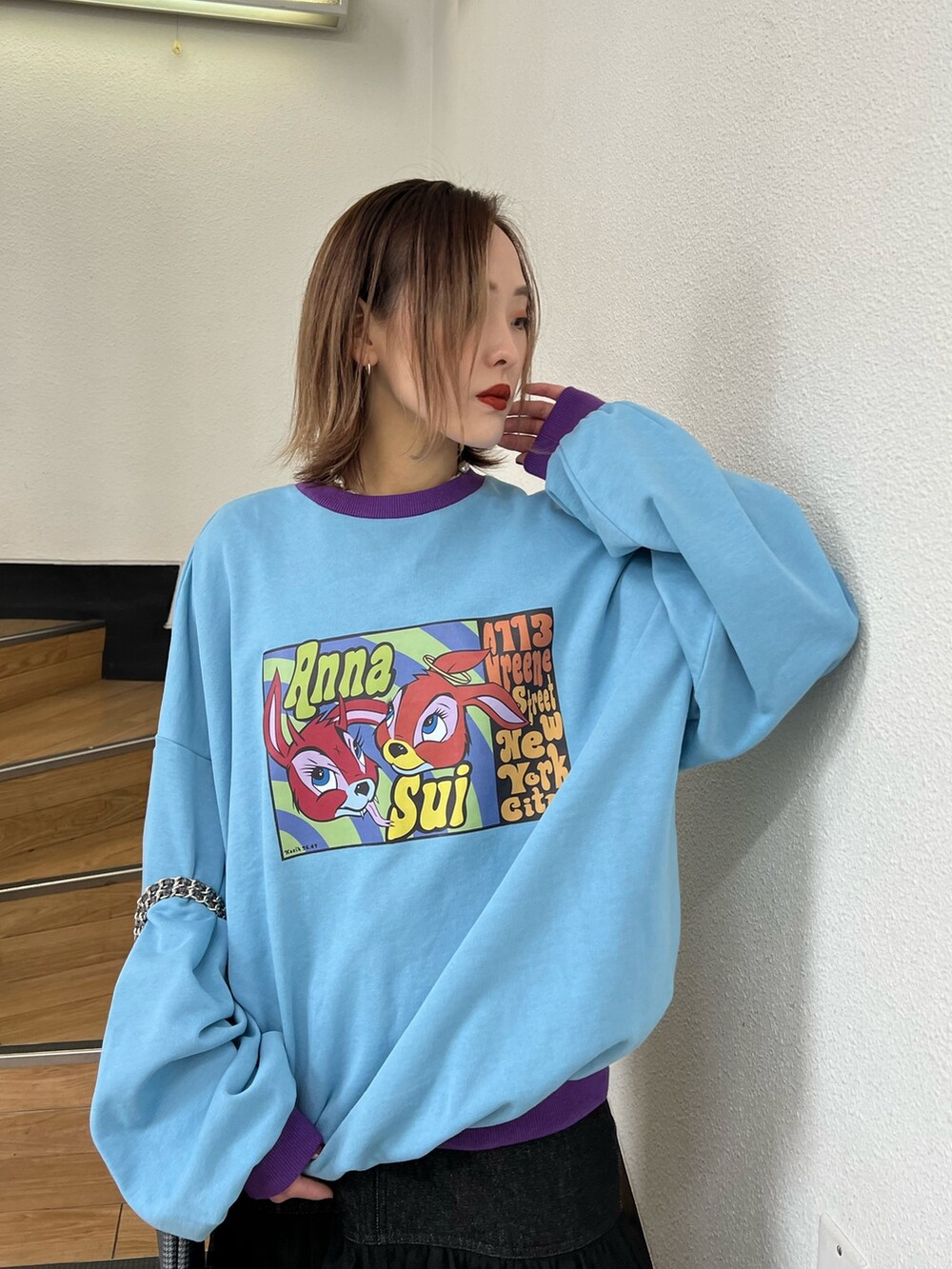 ブルー系のスウェット、ブラック系のスカート、グレー系のトートバッグを着用したレディースの冬コーディネートの5枚目の写真