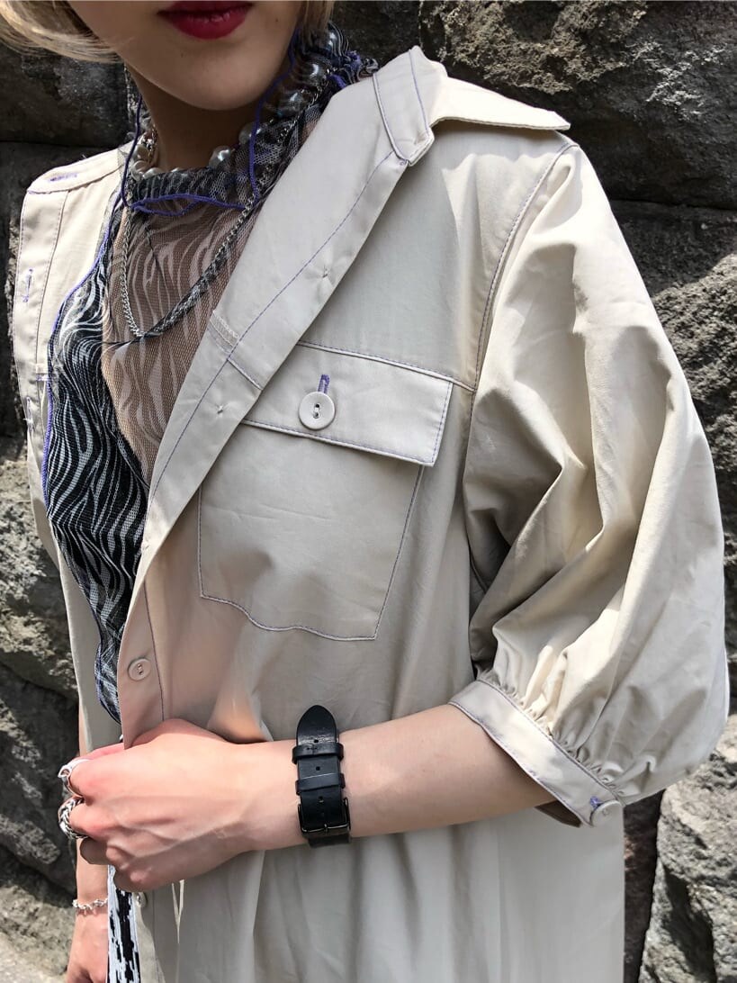 ホワイト系のワンピース、その他のその他パンツ、ブラック系のショルダーバッグを着用したレディースの夏コーディネートの6枚目の写真