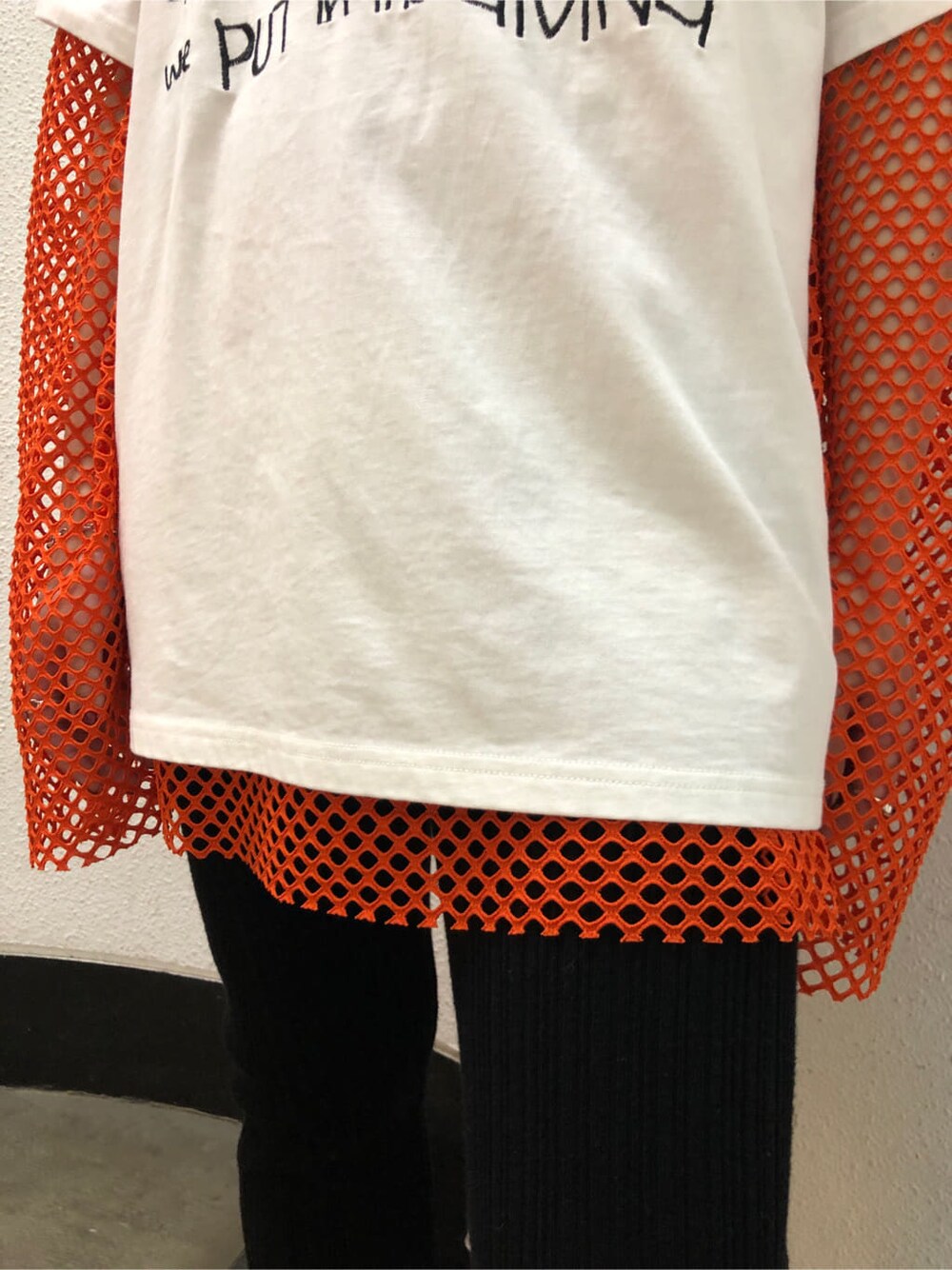 ブラック系のその他パンツ、オレンジ系のTシャツ/カットソー、ホワイト系のTシャツ/カットソーを着用したレディースの冬コーディネートの6枚目の写真