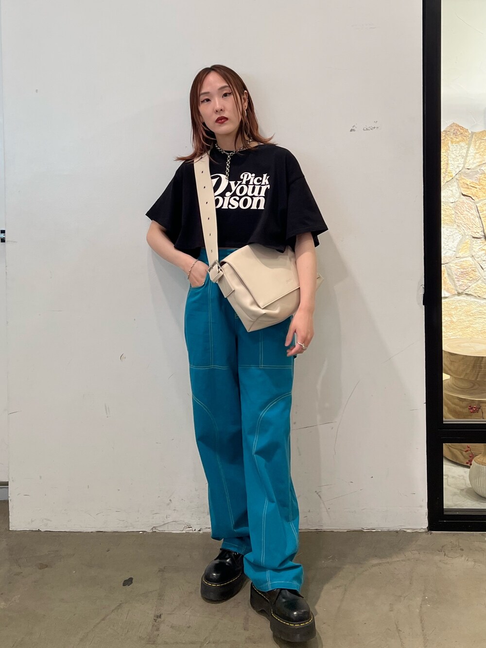 ブラック系のTシャツ/カットソー、ブルー系のその他パンツ、ホワイト系のメッセンジャーバッグを着用したレディースの夏コーディネートの10枚目の写真