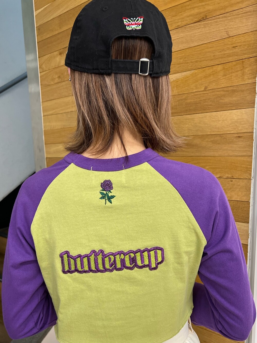 グリーン系のTシャツ/カットソー、ホワイト系のその他パンツ、ブラック系のその他シューズを着用したレディースの冬コーディネートの7枚目の写真