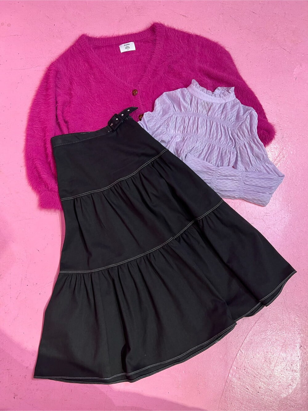 ブラック系のワンピース、パープル系のシャツ/ブラウス、ピンク系のカーディガン/ボレロを着用したレディースの秋コーディネートの8枚目の写真