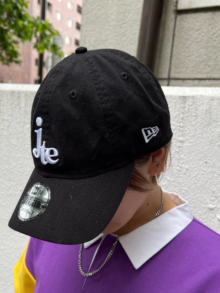 パープル系のワンピース、ブラック系のローファー、ブラック系のキャップを着用したレディースの春コーディネートの9枚目の写真