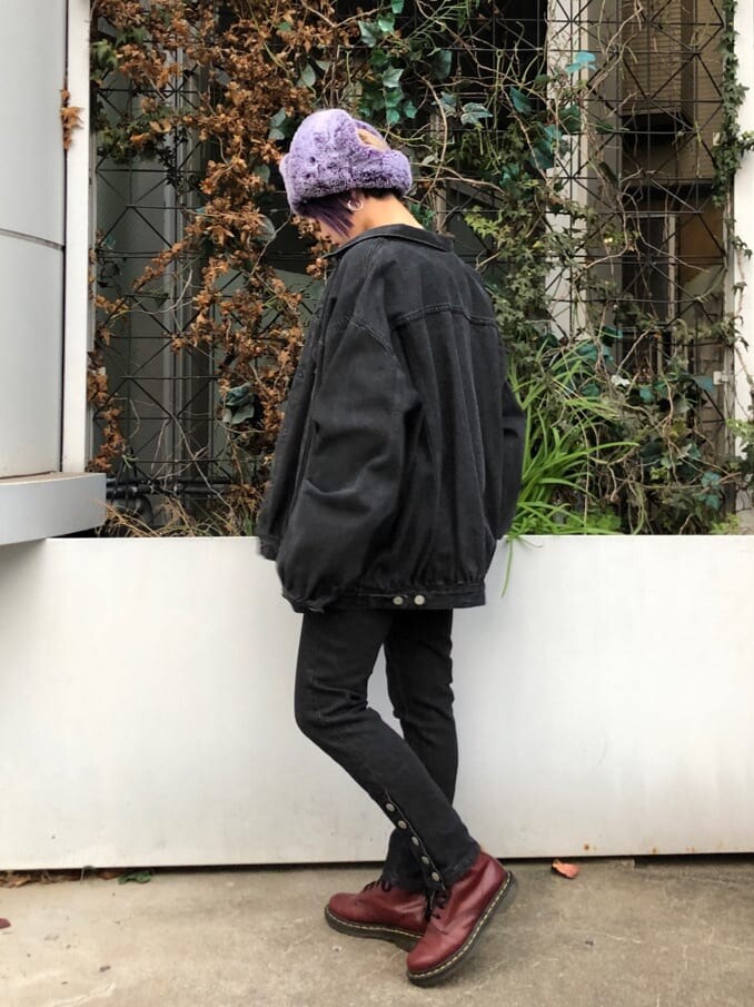 ブラック系のデニムパンツ、ブラック系のデニムジャケット、パープル系のカーディガン/ボレロを着用したレディースの冬コーディネートの3枚目の写真