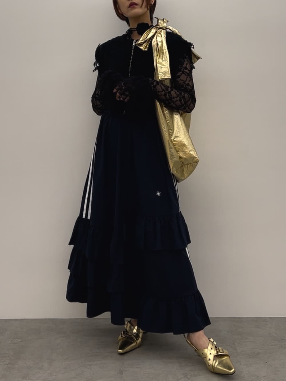 ブラック系のベスト、ブラック系のTシャツ/カットソー、ゴールド系のパンプスを着用したレディースの夏コーディネートの5枚目の写真