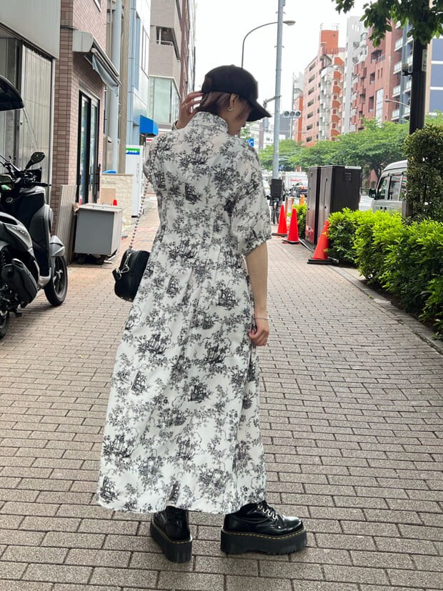 ブラック系のその他シューズ、ホワイト系のワンピース、ブラック系のキャップを着用したレディースの夏コーディネートの4枚目の写真