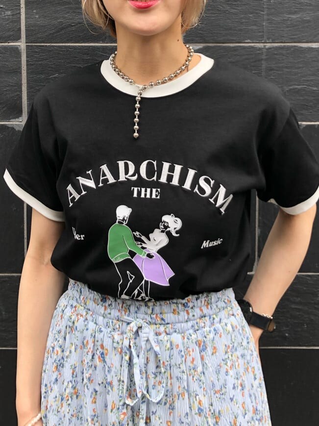 その他のその他パンツ、ブラック系のブーツ、ブラック系のTシャツ/カットソーを着用したレディースの夏コーディネートの4枚目の写真