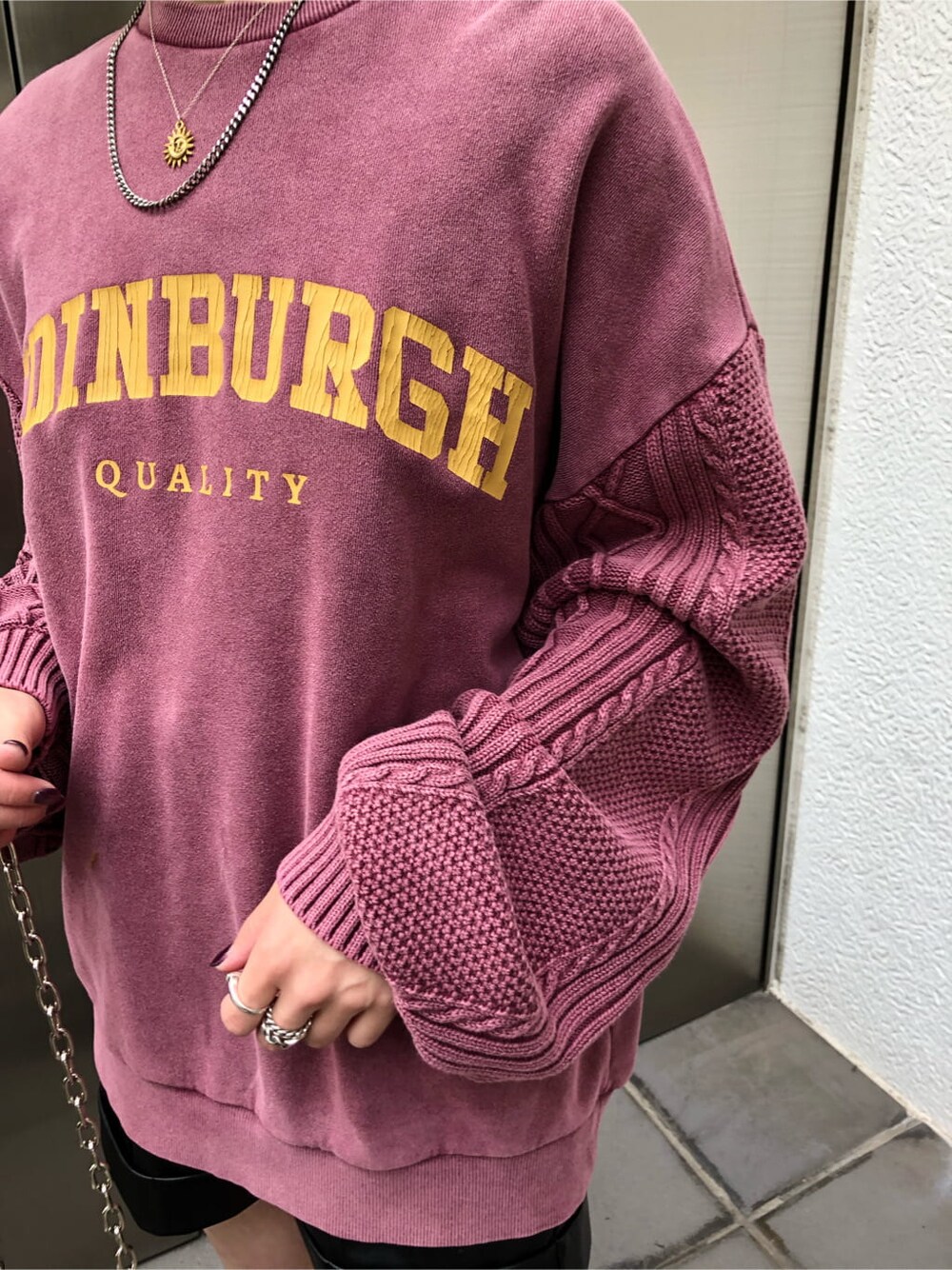 パープル系のムートンコート、ブラック系のその他パンツ、ブラック系のブーツを着用したレディースの秋コーディネートの7枚目の写真