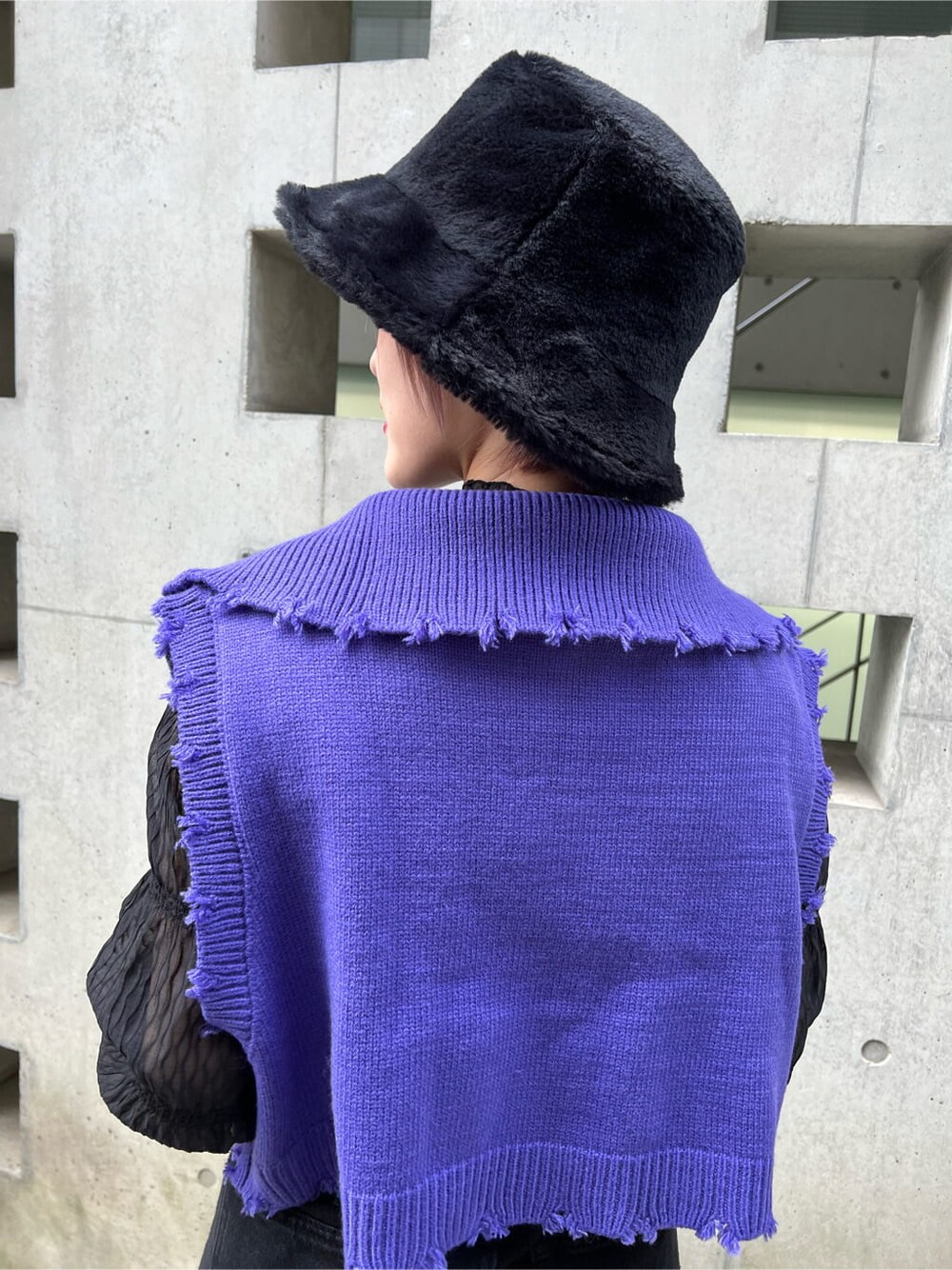 ブラック系のデニムパンツ、パープル系のベスト、ブラック系のシャツ/ブラウスを着用したレディースの夏コーディネートの10枚目の写真