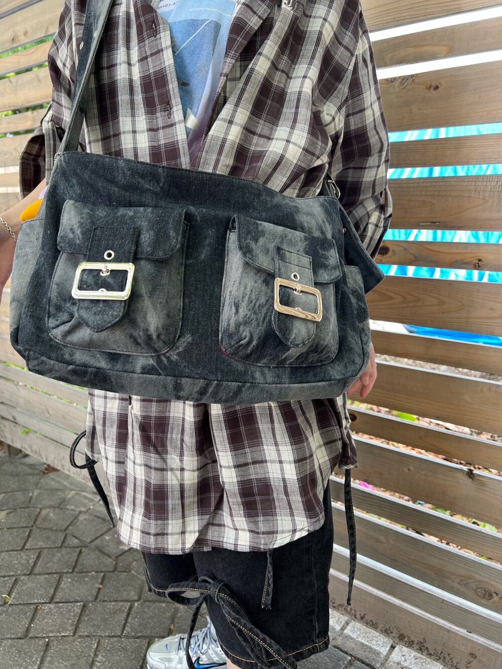 ブラウン系のシャツ/ブラウス、ブラック系のデニムパンツ、ブラック系のメッセンジャーバッグを着用したレディースの春コーディネートの5枚目の写真