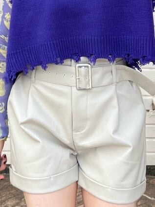 ホワイト系のスニーカー、パープル系のベスト、パープル系のその他トップスを着用したレディースの秋コーディネートの8枚目の写真