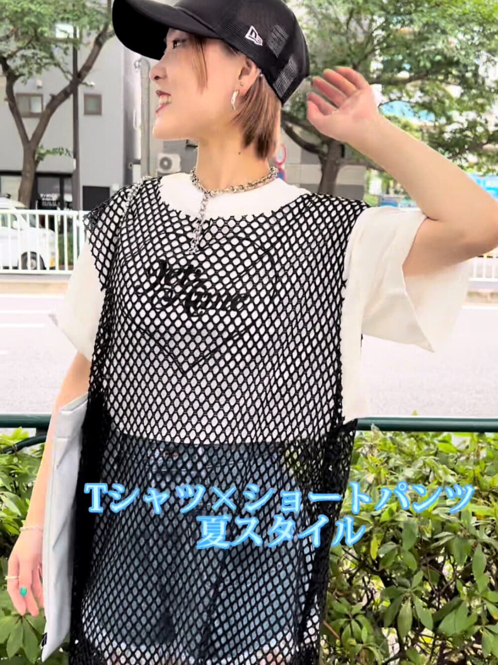 ブルー系のデニムパンツ、ブラック系のワンピース、ホワイト系のTシャツ/カットソーを着用したレディースの夏コーディネートの6枚目の写真