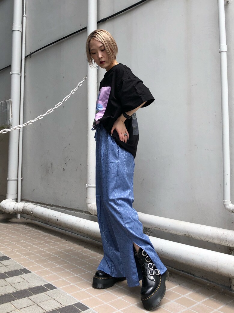 ブルー系のその他パンツ、ブラック系のブーツ、ブラック系のTシャツ/カットソーを着用したレディースの夏コーディネートの2枚目の写真