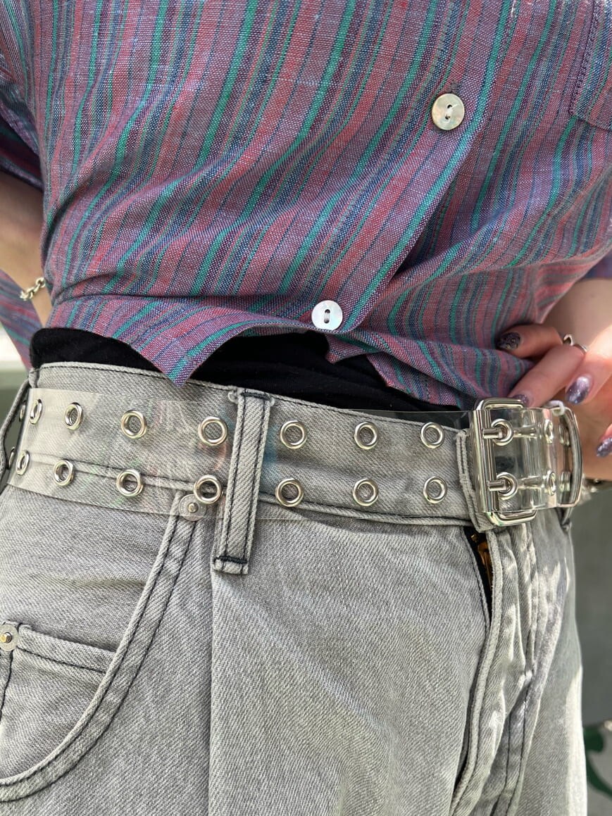 その他のシャツ/ブラウス、ブラック系のカーディガン/ボレロ、その他のベルトを着用したレディースの春コーディネートの9枚目の写真