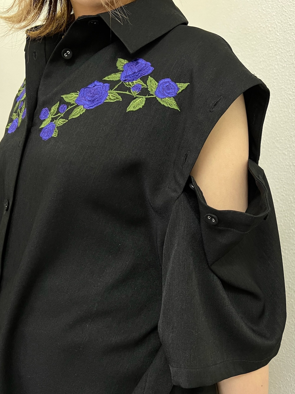 ブラック系のカーゴパンツ、ブラック系のシャツ/ブラウス、ホワイト系のハットを着用したレディースの春コーディネートの7枚目の写真