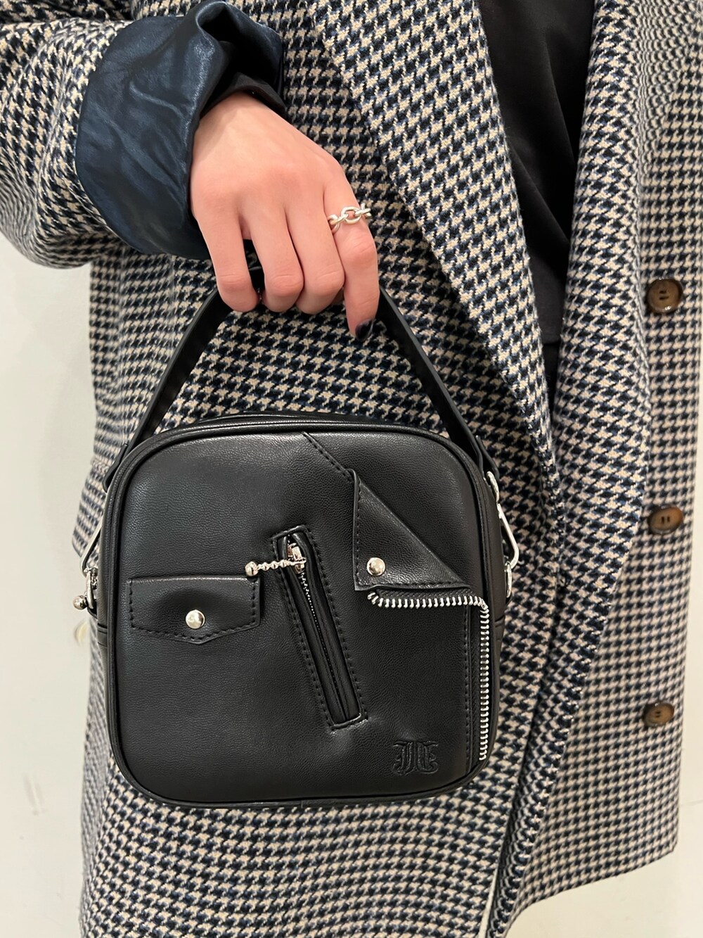 ブルー系のテーラードジャケット、ブラック系のジャージ、ブラック系のデニムパンツを着用したレディースの秋コーディネートの10枚目の写真