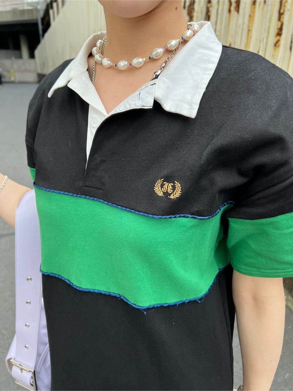 ブラック系のワンピース、パープル系のハンドバッグ、グリーン系のキャップを着用したレディースの夏コーディネートの7枚目の写真