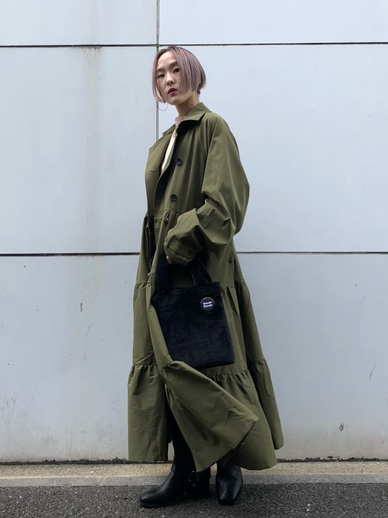 ブラック系のブーツ、ベージュ系のワンピース、ブラック系のその他パンツを着用したレディースの夏コーディネートの2枚目の写真