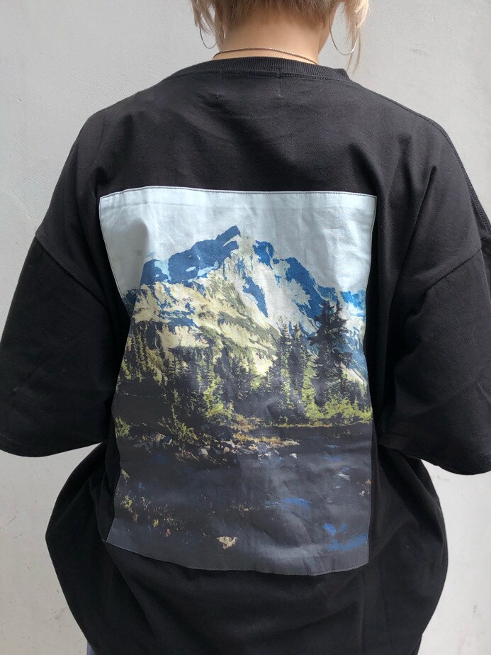 ブルー系のその他パンツ、ブラック系のブーツ、ブラック系のTシャツ/カットソーを着用したレディースの夏コーディネートの5枚目の写真