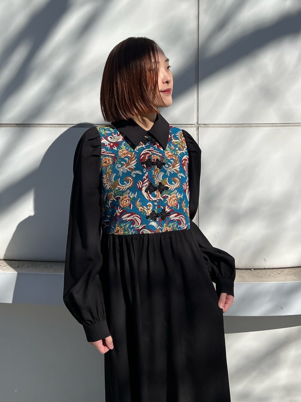 ブラック系のワンピースを着用したレディースの冬コーディネートの6枚目の写真