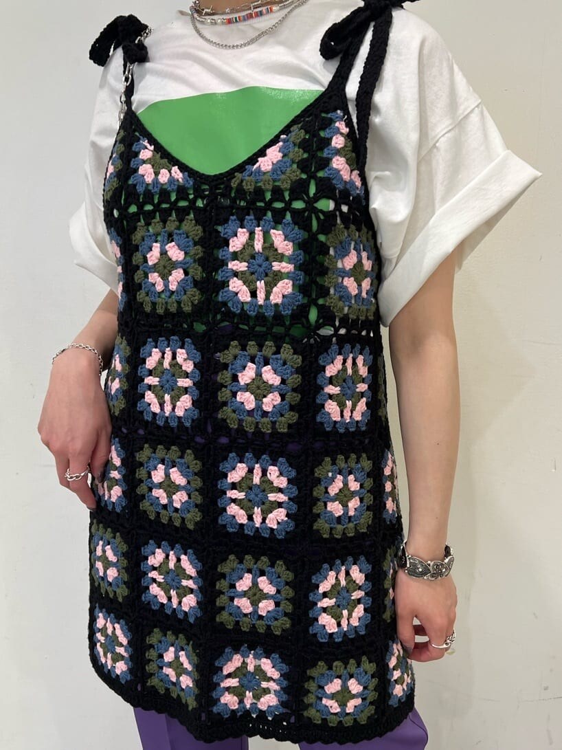 ブラック系のニット/セーター、パープル系のスラックス、ホワイト系のTシャツ/カットソーを着用したレディースの夏コーディネートの6枚目の写真