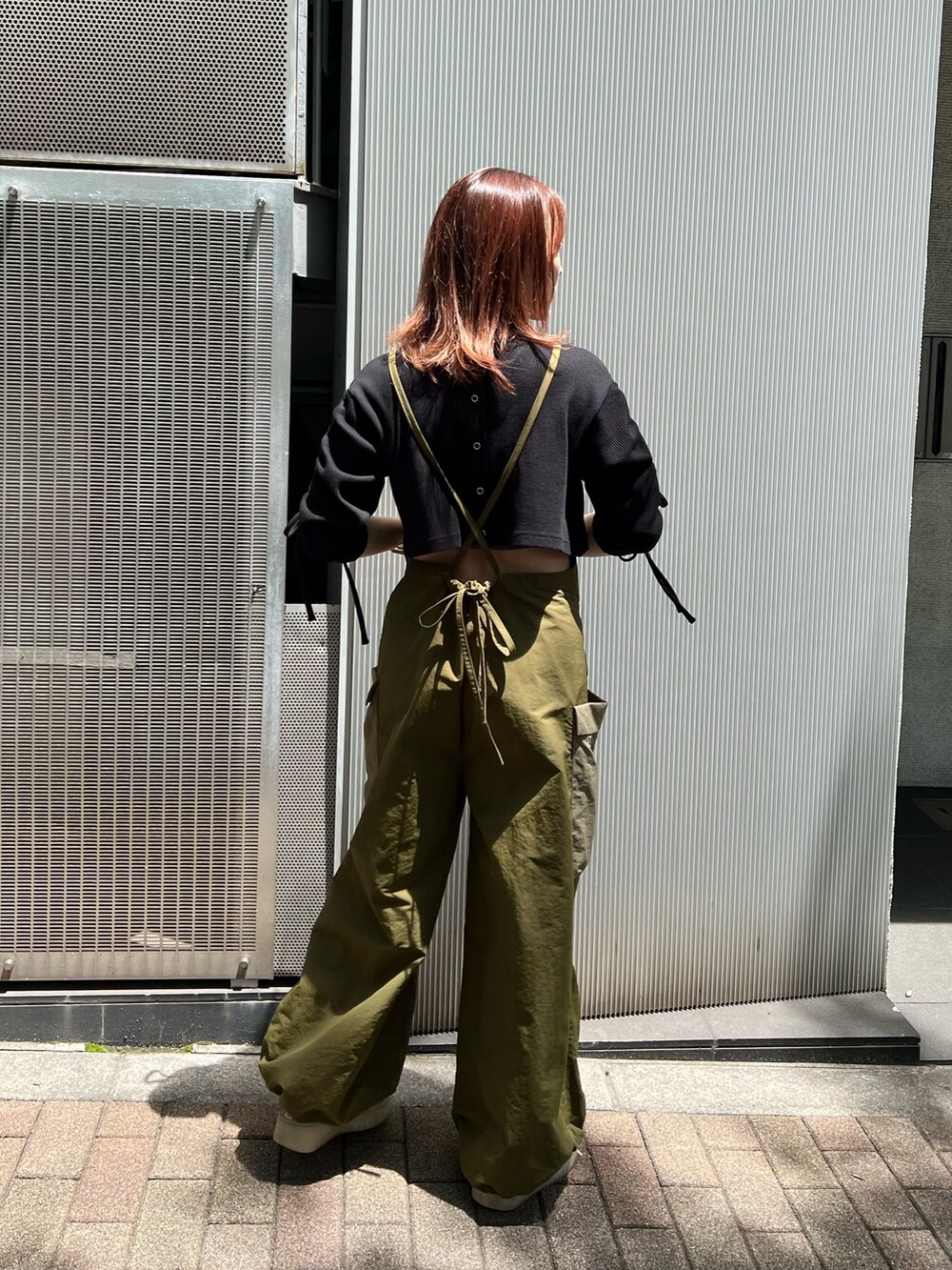 ブラック系のTシャツ/カットソー、グリーン系のサロペット/オーバーオールを着用したレディースの夏コーディネートの4枚目の写真