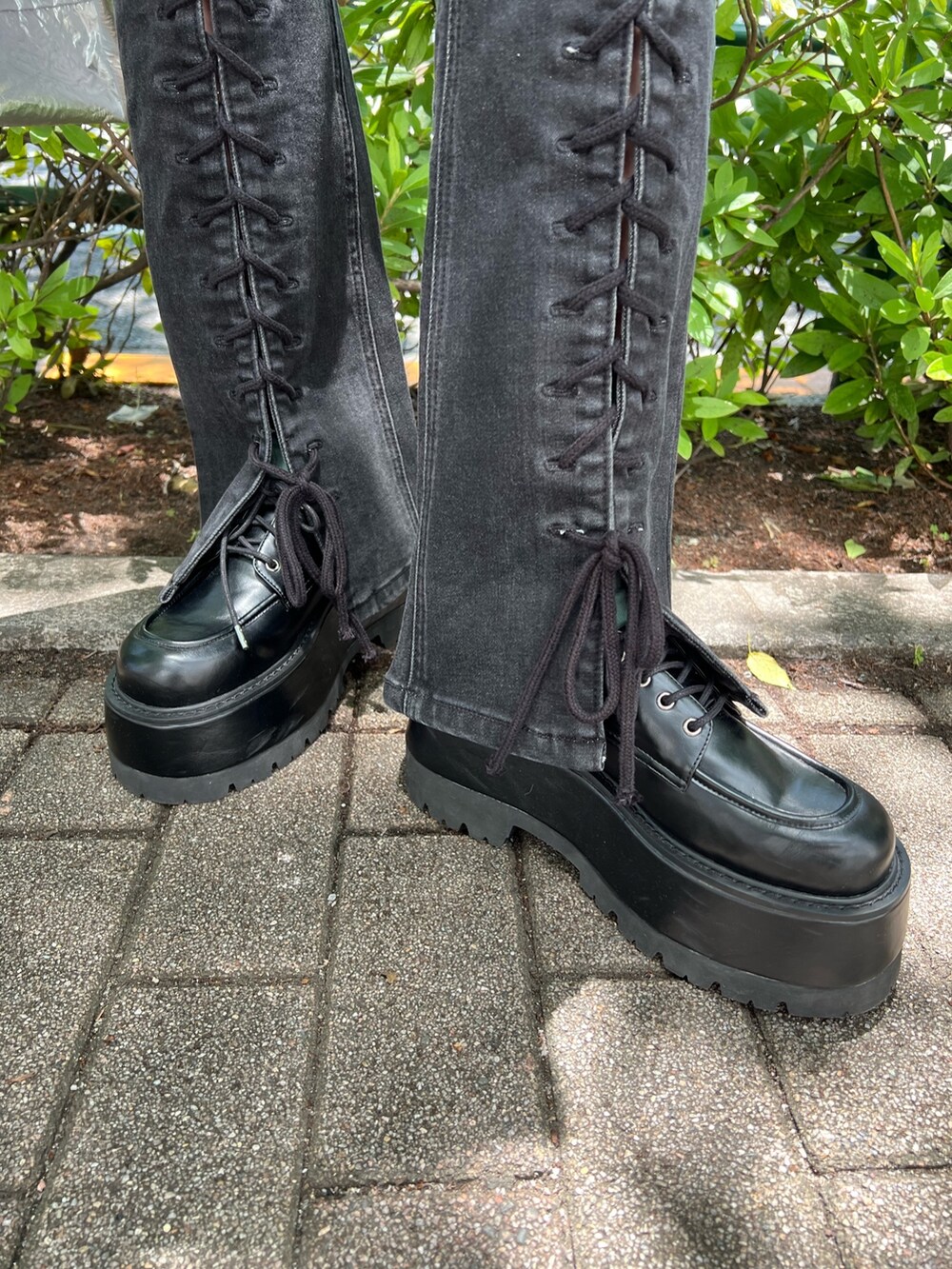 ブルー系のシャツ/ブラウス、ブラック系のデニムパンツ、ブラック系のドレスシューズを着用したレディースの夏コーディネートの8枚目の写真