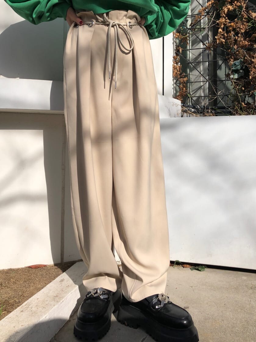 ホワイト系のスラックス、グリーン系のスウェットを着用したレディースの冬コーディネートの7枚目の写真