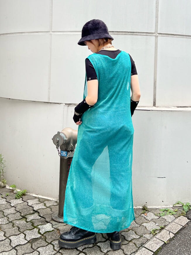 ブラック系のブーツ、ブルー系のデニムパンツ、ブラック系のTシャツ/カットソーを着用したレディースの夏コーディネートの4枚目の写真