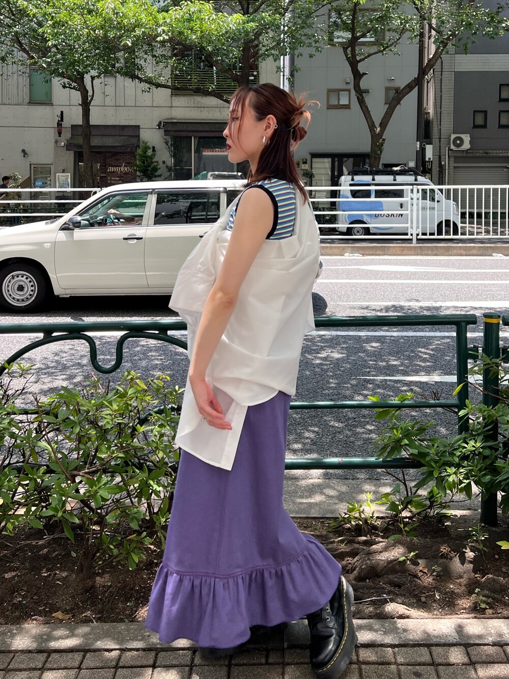 パープル系のニット/セーター、ホワイト系のシャツ/ブラウス、パープル系のワンピースを着用したレディースの夏コーディネートの3枚目の写真