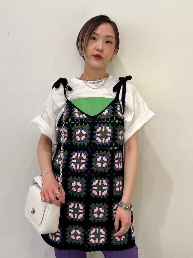 ブラック系のニット/セーター、パープル系のスラックス、ホワイト系のTシャツ/カットソーを着用したレディースの夏コーディネートの4枚目の写真