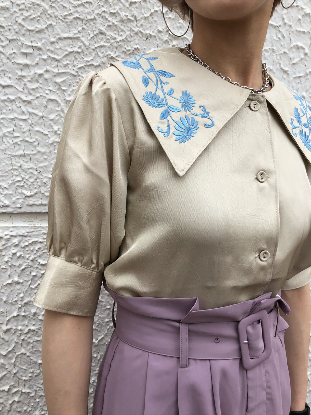 ホワイト系のシャツ/ブラウス、パープル系のその他パンツ、その他の財布を着用したレディースの春コーディネートの7枚目の写真