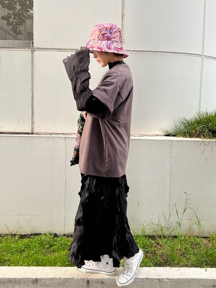 ブラック系のワンピース、ブラック系のトートバッグ、ブラック系のシャツ/ブラウスを着用したレディースの夏コーディネートの3枚目の写真