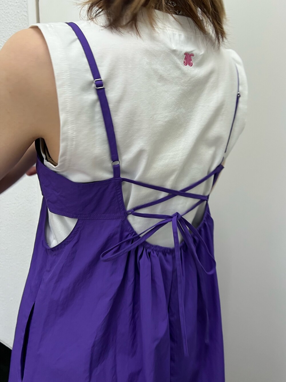 ホワイト系のタンクトップ、パープル系のワンピース、シルバー系のネックレスを着用したレディースの春コーディネートの7枚目の写真