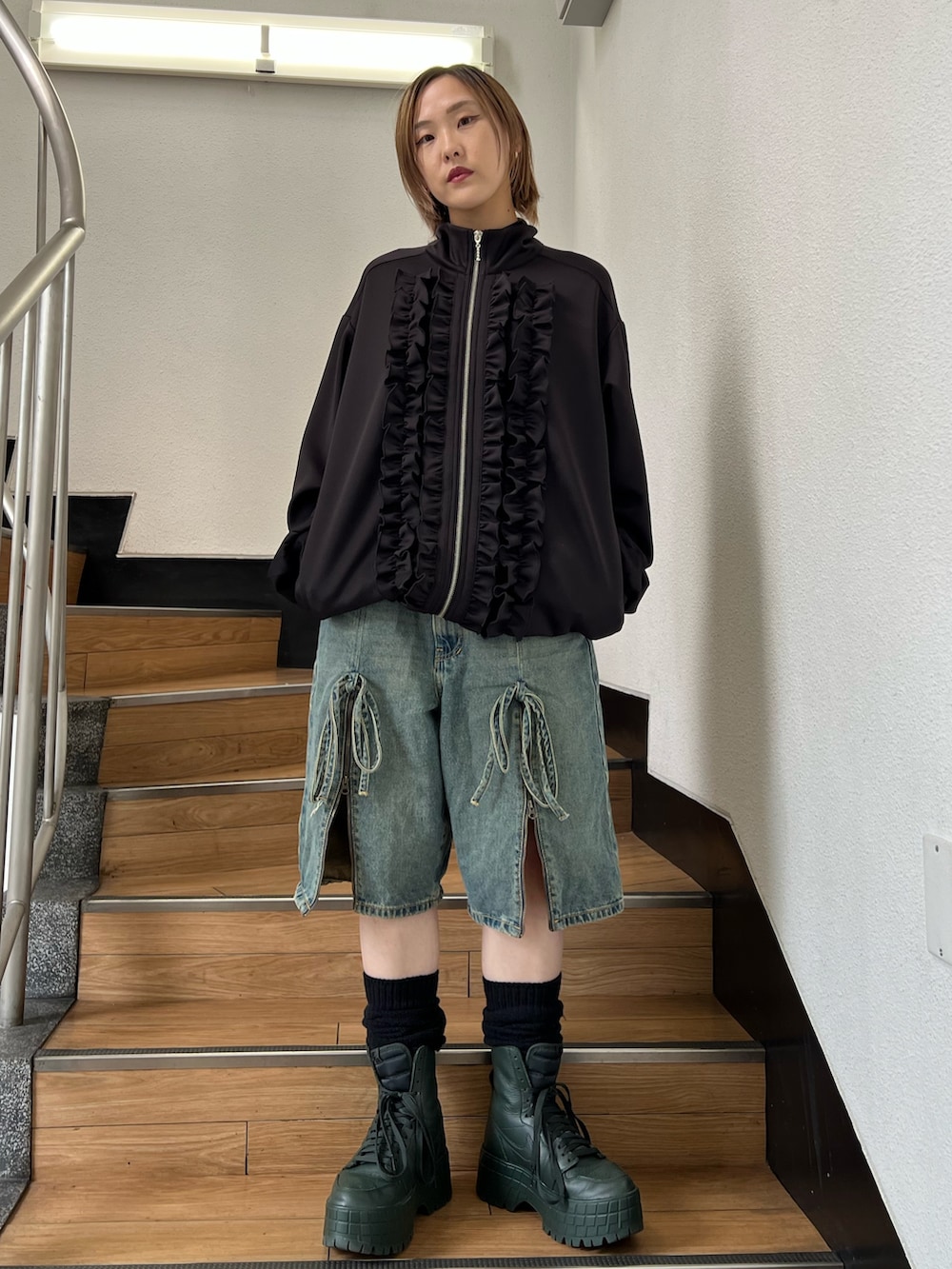 ブラック系のジャージ、ブラック系のキャミソールを着用したレディースの春コーディネートの2枚目の写真