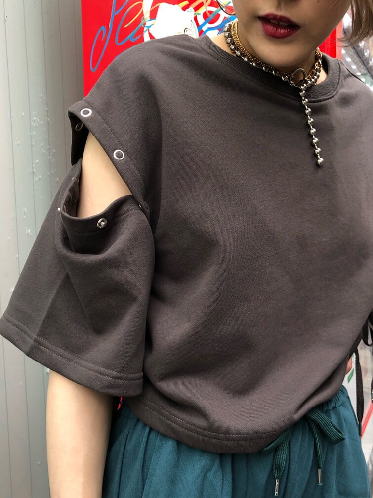 ブラック系のTシャツ/カットソー、ブラック系のキャミソール、ブルー系のその他パンツを着用したレディースの夏コーディネートの5枚目の写真