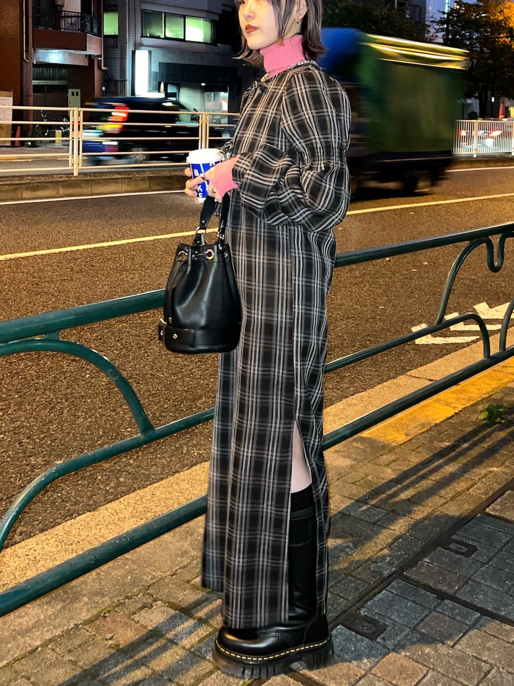 ブラック系のワンピース、ピンク系のニット/セーターを着用したレディースの冬コーディネートの10枚目の写真