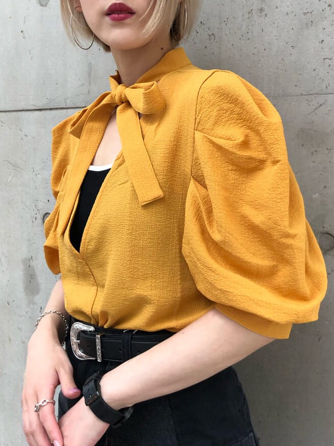 ブラック系のデニムパンツ、ブラック系のキャミソール、イエロー系のシャツ/ブラウスを着用したレディースの夏コーディネートの6枚目の写真