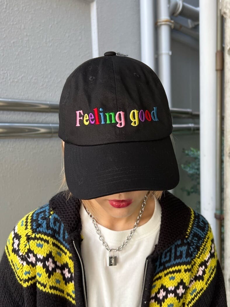 ブラック系のカーディガン/ボレロ、ホワイト系のカーゴパンツ、ホワイト系のTシャツ/カットソーを着用したレディースの秋コーディネートの10枚目の写真