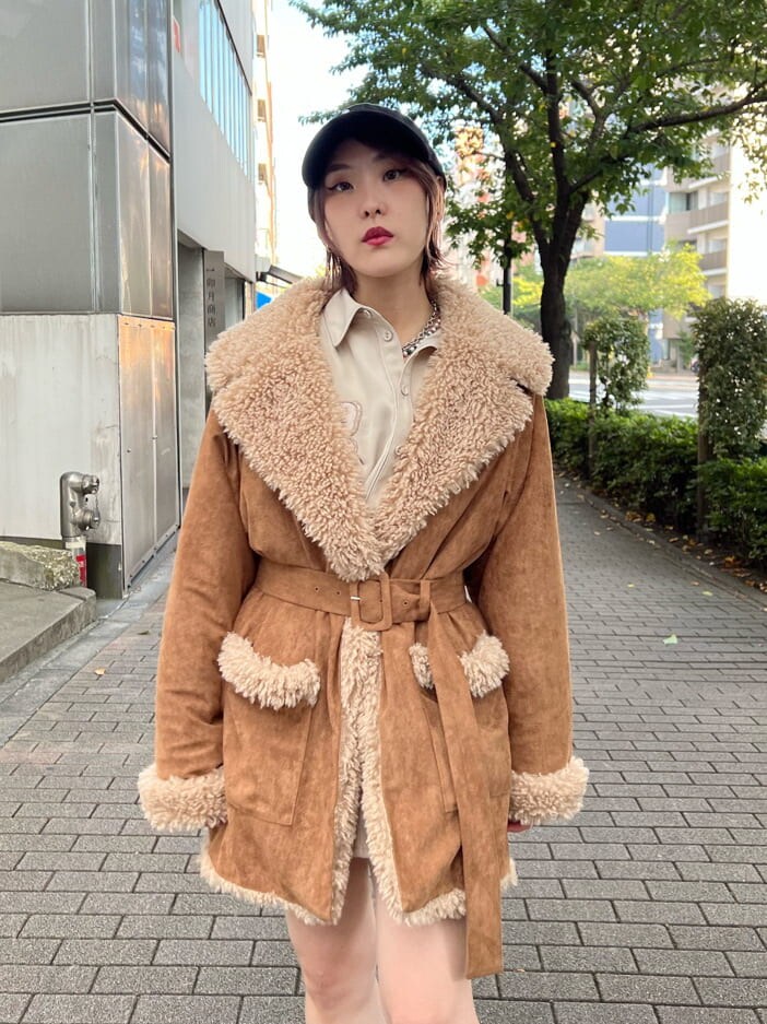 ブラック系のブーツ、ホワイト系のシャツ/ブラウス、ホワイト系のスカートを着用したレディースの秋コーディネートの6枚目の写真