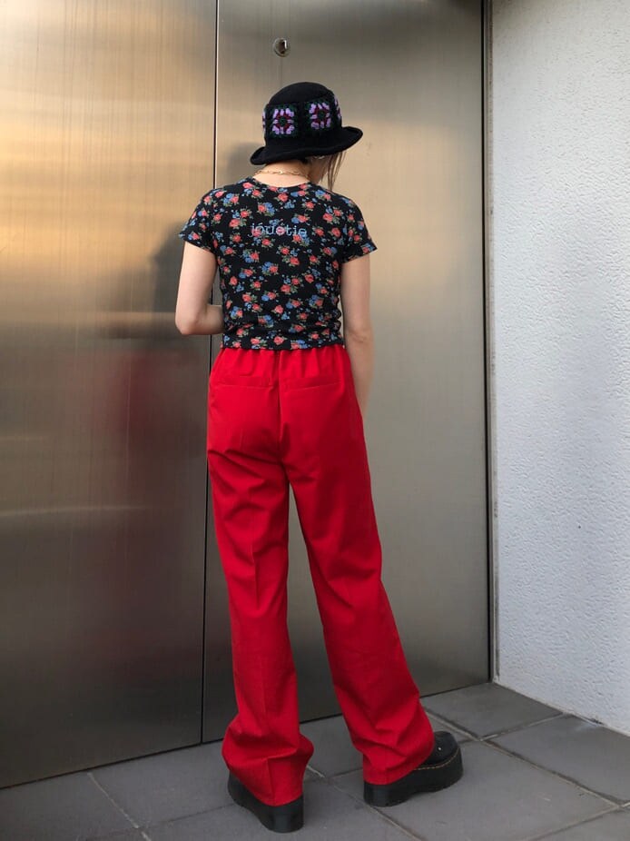 レッド系のスラックス、その他のTシャツ/カットソー、ゴールド系のチョーカーを着用したレディースの春コーディネートの4枚目の写真