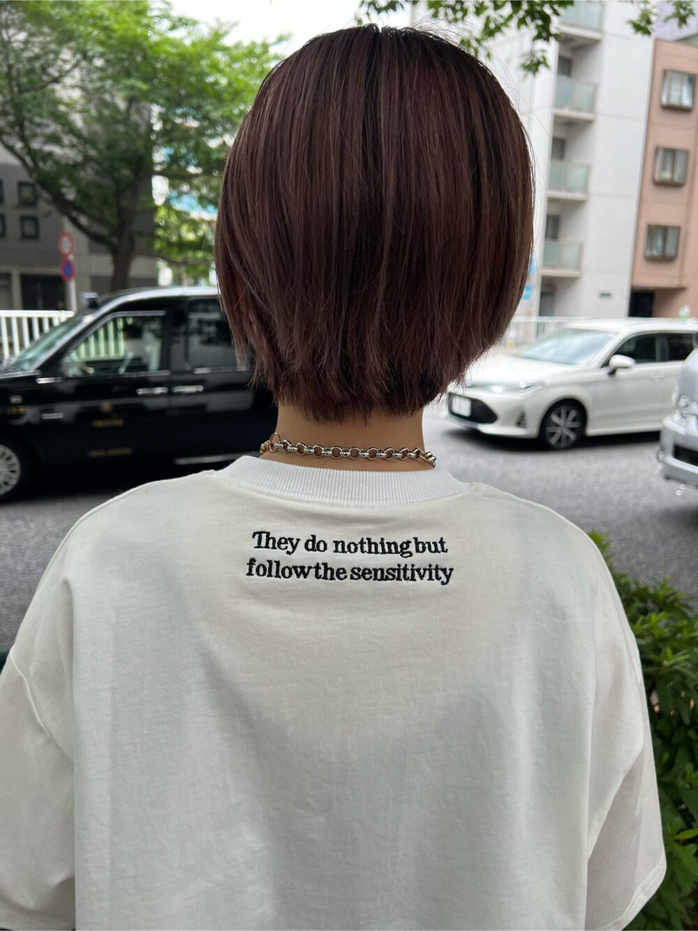 ブラウン系のハンドバッグ、ホワイト系のTシャツ/カットソー、ブラック系のその他パンツを着用したレディースの夏コーディネートの6枚目の写真