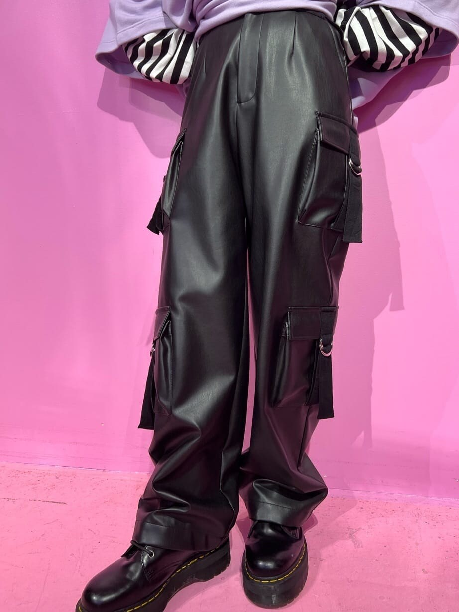 ブラック系のブーツ、ブラック系のTシャツ/カットソー、パープル系のスウェットを着用したレディースの秋コーディネートの9枚目の写真