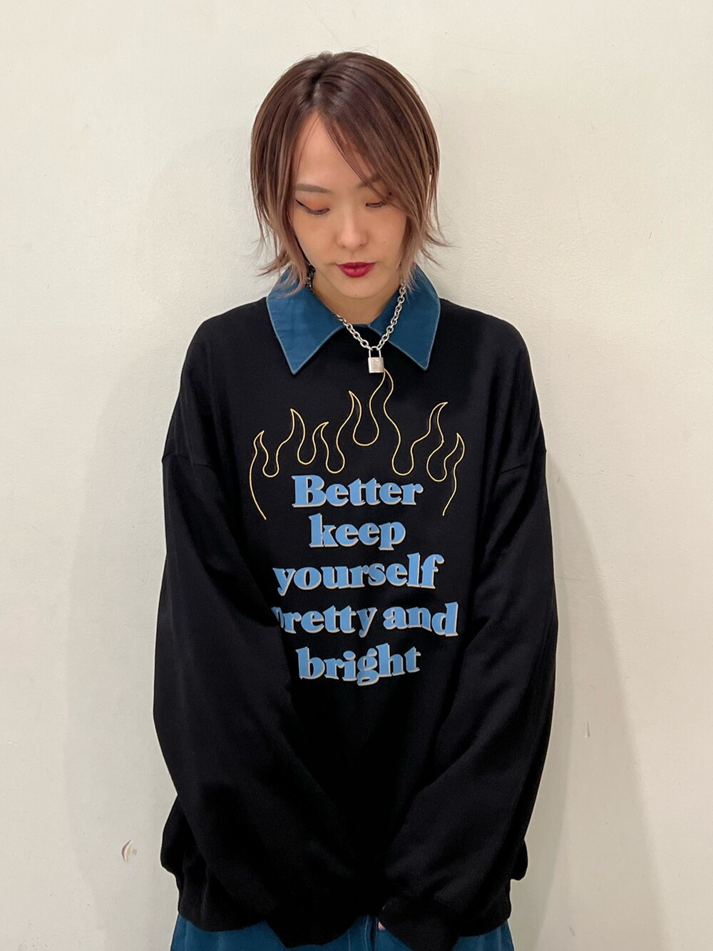 ブラック系のTシャツ/カットソー、ブルー系のワンピースを着用したレディースの冬コーディネートの6枚目の写真